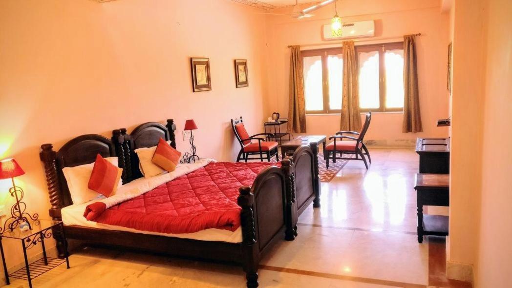 Umaid Palace - A Lakeside Heritage Palace Resort Near Jaipur Close To Bhangarh & Chand Baori Stepwell Abhaneri Dubbī Δωμάτιο φωτογραφία