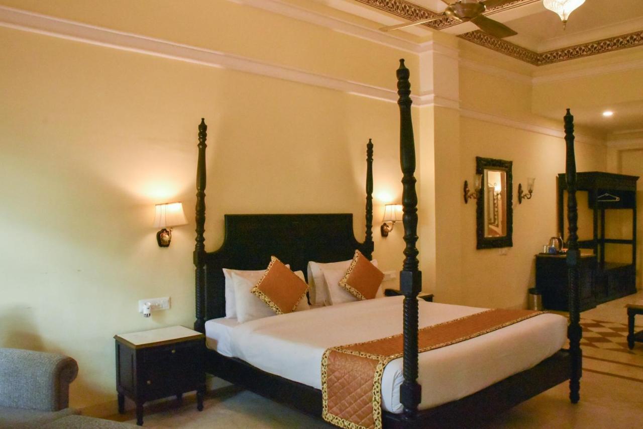 Umaid Palace - A Lakeside Heritage Palace Resort Near Jaipur Close To Bhangarh & Chand Baori Stepwell Abhaneri Dubbī Εξωτερικό φωτογραφία