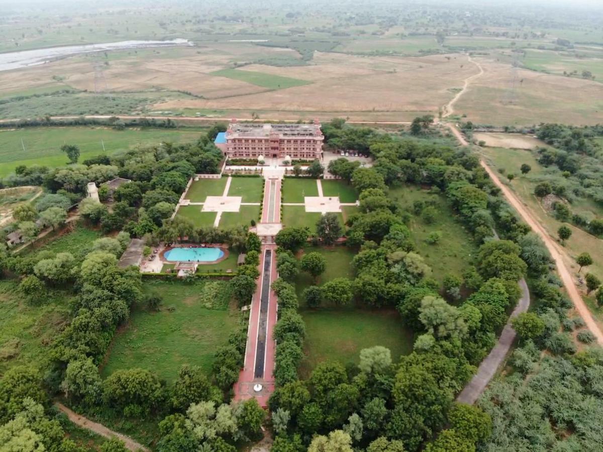 Umaid Palace - A Lakeside Heritage Palace Resort Near Jaipur Close To Bhangarh & Chand Baori Stepwell Abhaneri Dubbī Εξωτερικό φωτογραφία